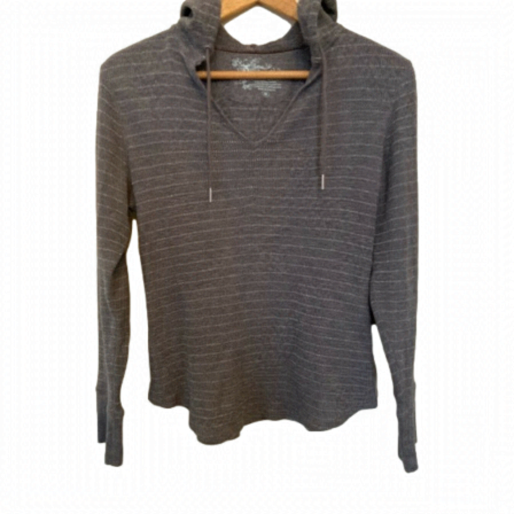 𝅺eddie Bauer grey hoodie with thin silver pin stripe running through it. Size M